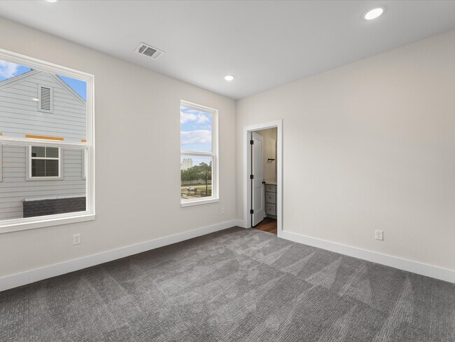 Building Photo - 3903 Pinemont Dr