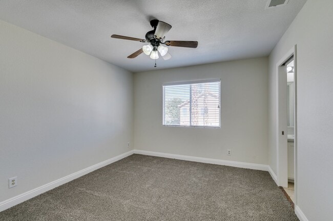 Building Photo - Charming 3 bedroom, 2.5 bathroom home near Summerlin