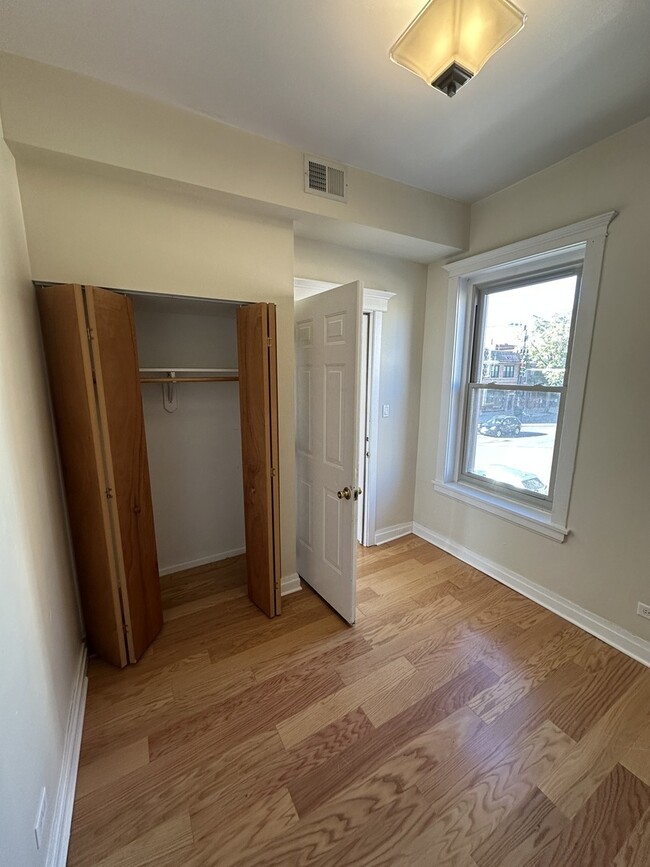 Building Photo - 953 N California Ave