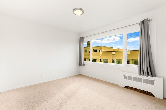 Building Photo - 632 13th Ave E