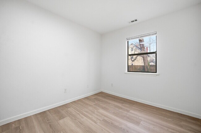 Building Photo - FULLY REMODELED 2 BED, 1.5 BATH BUNGALOW IN NORFOLK FOR RENT!