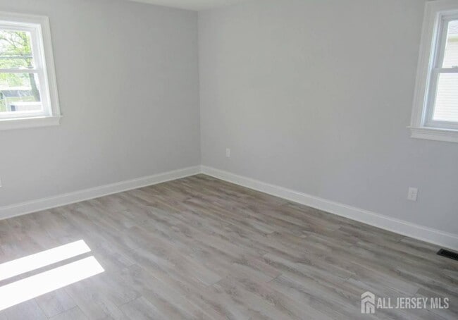 Building Photo - 156 Cliffwood Ave W