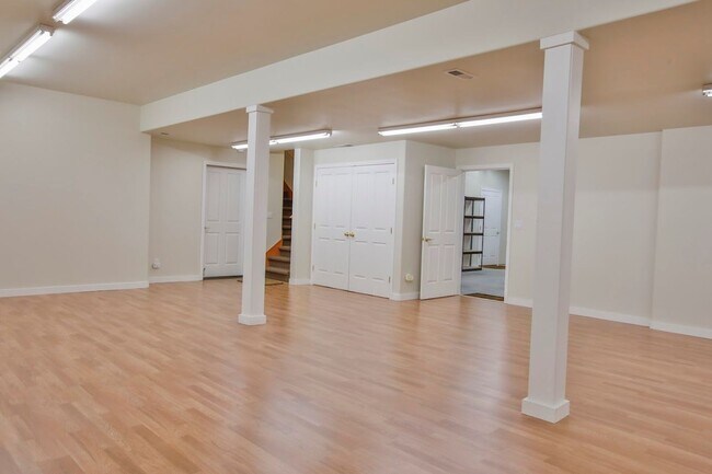Building Photo - Country Home on Acreage and Pet Friendly!