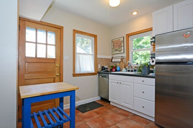 Building Photo - Cozy 2-Bed 2-Bath Home in St. Paul - Available Now!