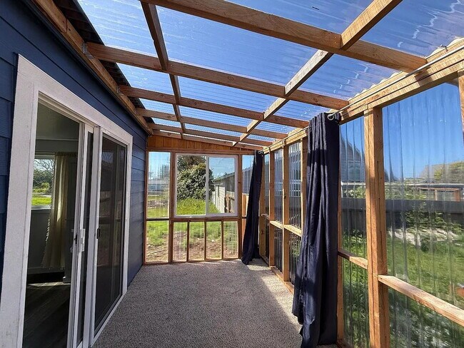 Building Photo - "Charming 3-Bed Oasis with Cozy Fireplace in Coos Bay – Your Perfect Retreat Awaits!"