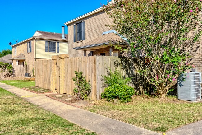 Building Photo - 9202 Glen Meadow Ln