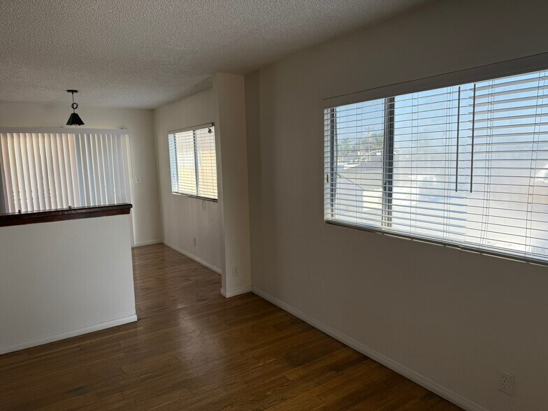 Building Photo - 728 W 16th St