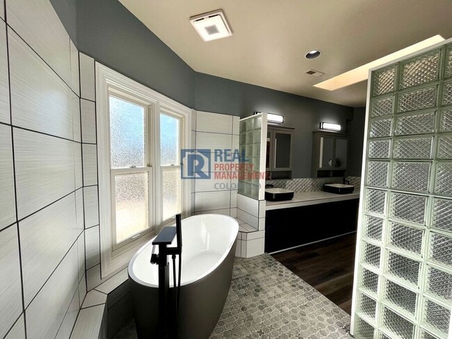 Building Photo - 2645 Rossmere St