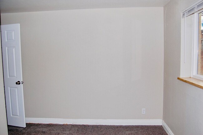 Building Photo - Updated 3Bedroom- In-Unit Laundry-$1,000 Move-In credit