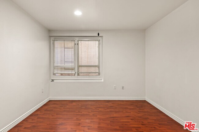 Building Photo - 2667 Menlo Ave