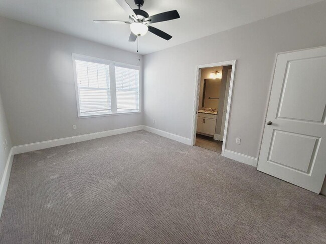 Building Photo - 2385 Sweet Valley Hts