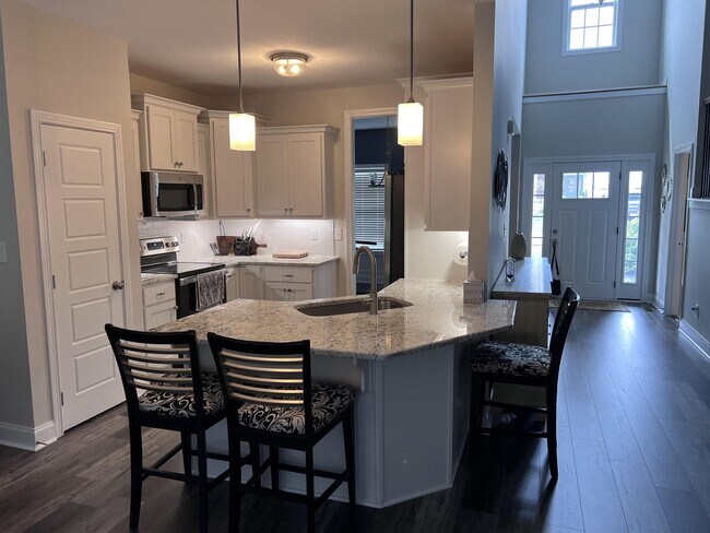 Building Photo - 557 Dexter Dr