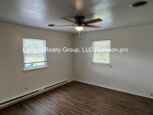 Building Photo - Suburban 739-741