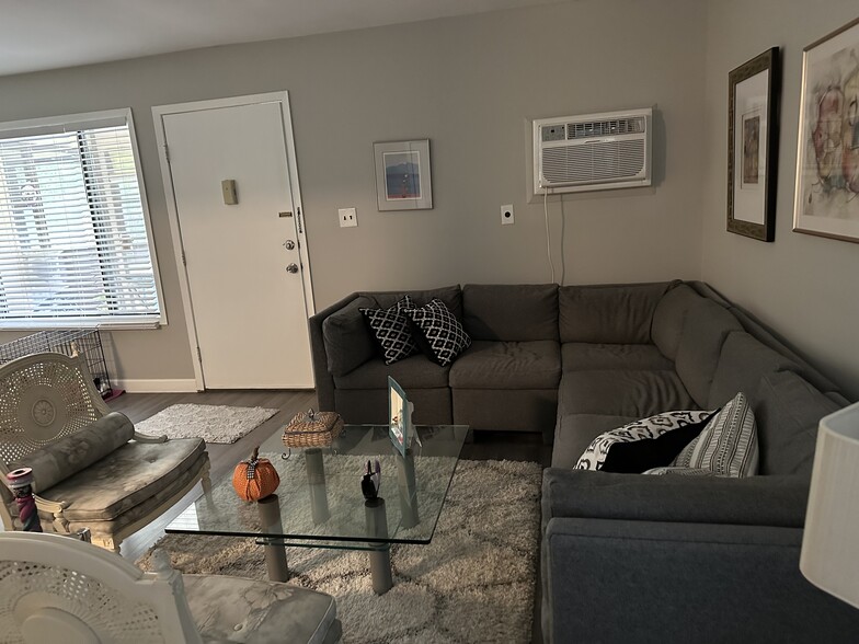 Building Photo - 136 Amberly Dr