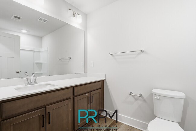 Building Photo - 6 Thornfield Dr