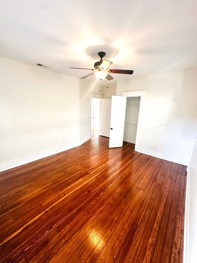 Building Photo - 1841-1843 Edgeland Ave