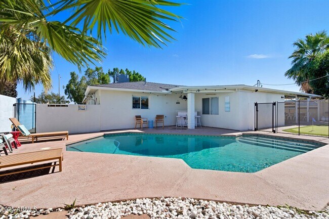 Building Photo - 2530 N 68th Pl