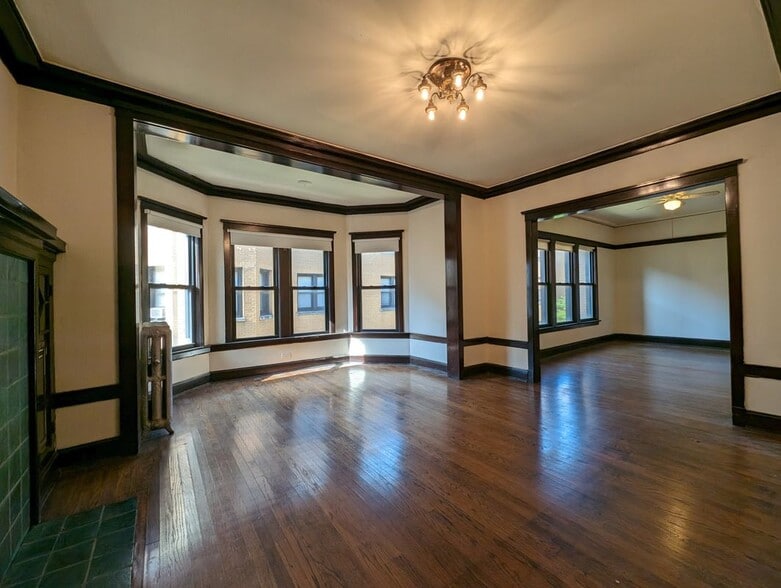 Building Photo - 2418 N Sawyer Ave