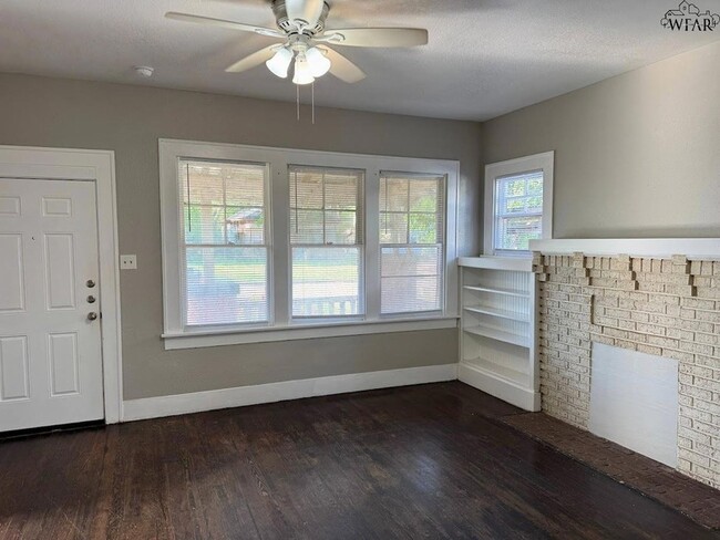 Building Photo - 1916 7th St