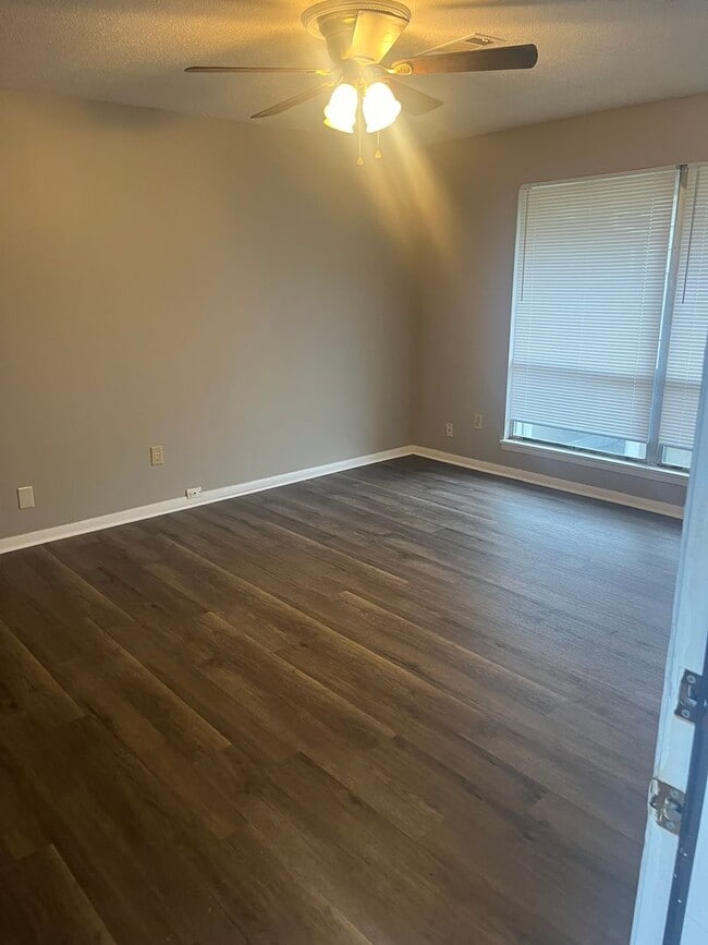 Building Photo - Chateau Apartments