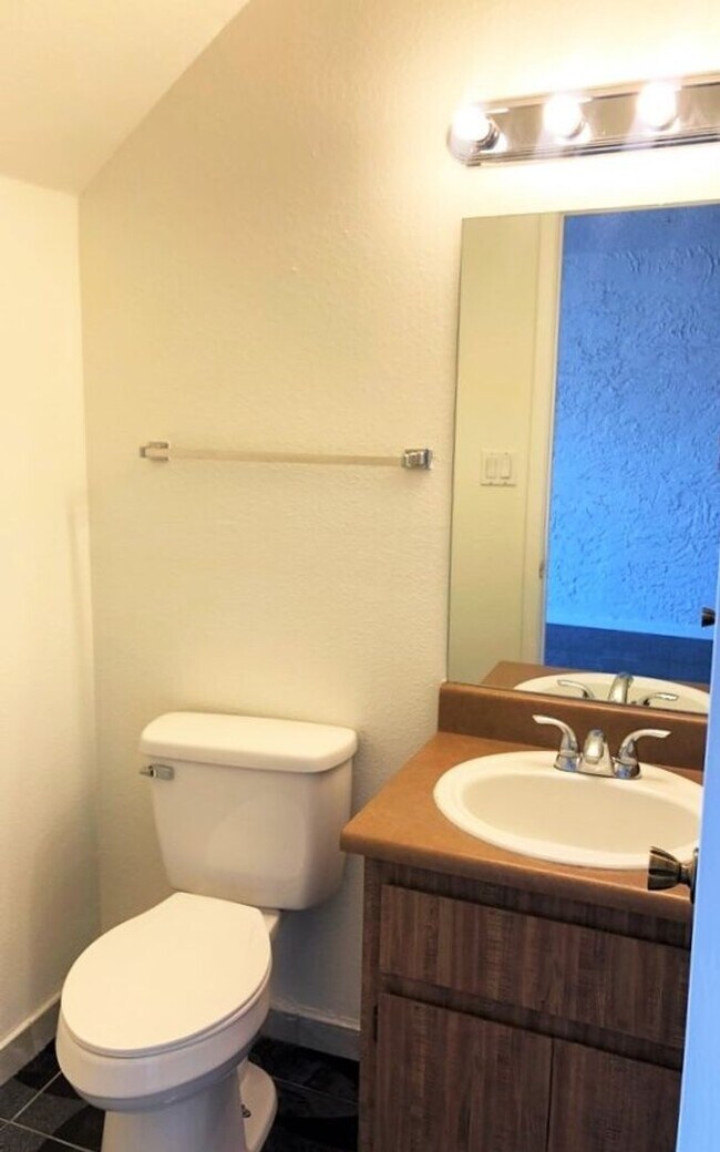 Building Photo - Loft Style Townhome