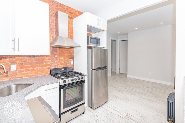 Building Photo - 75 Varet St