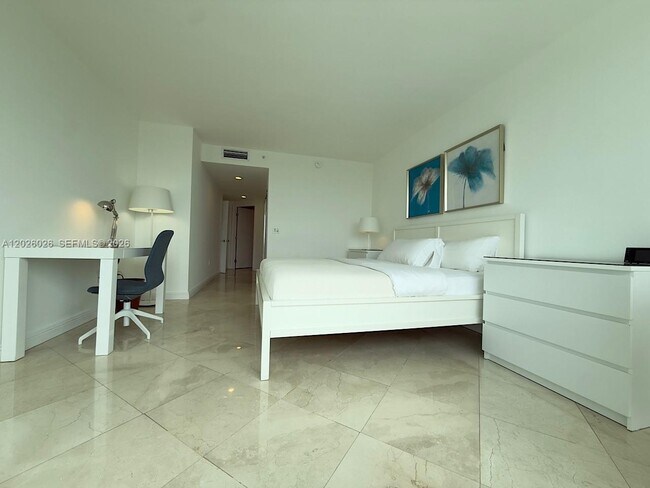 Building Photo - 16400 Collins Ave