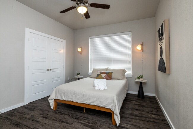 Building Photo - 2307 N Elm St