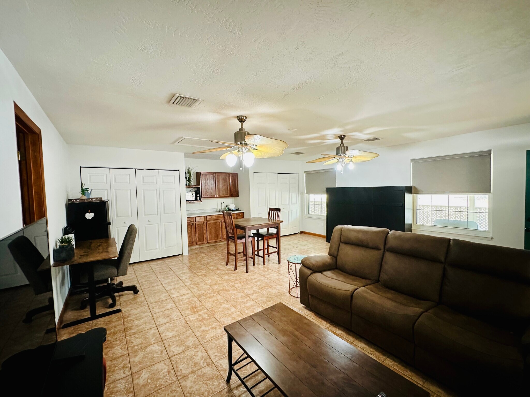 Open floorplan with workspace - 1133 Glenwood Rd