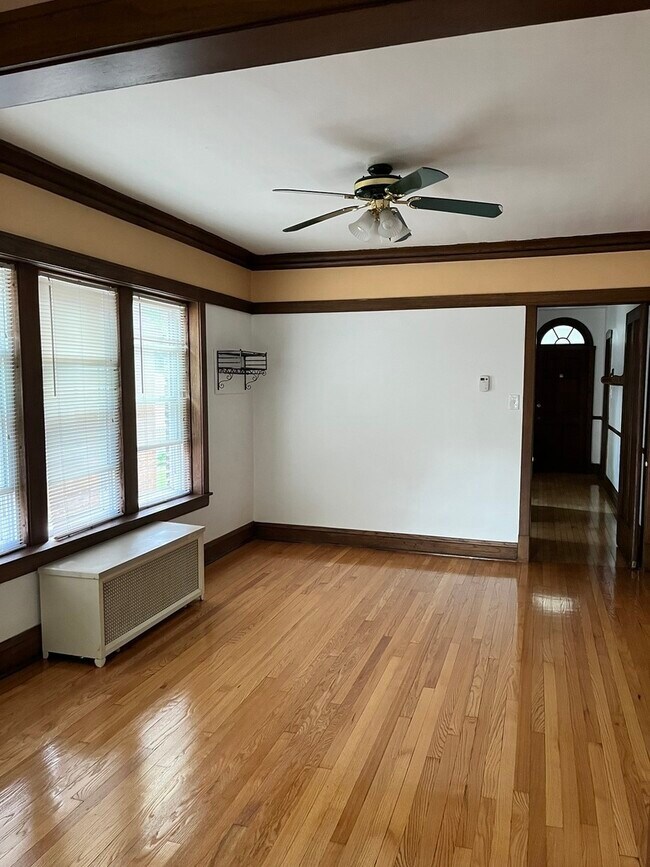 Building Photo - 5350 W Wilson Ave