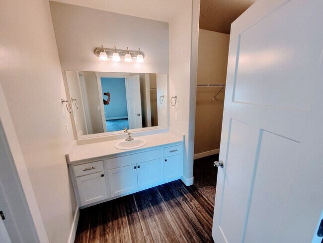 Building Photo - Gorgeous Modern Home!