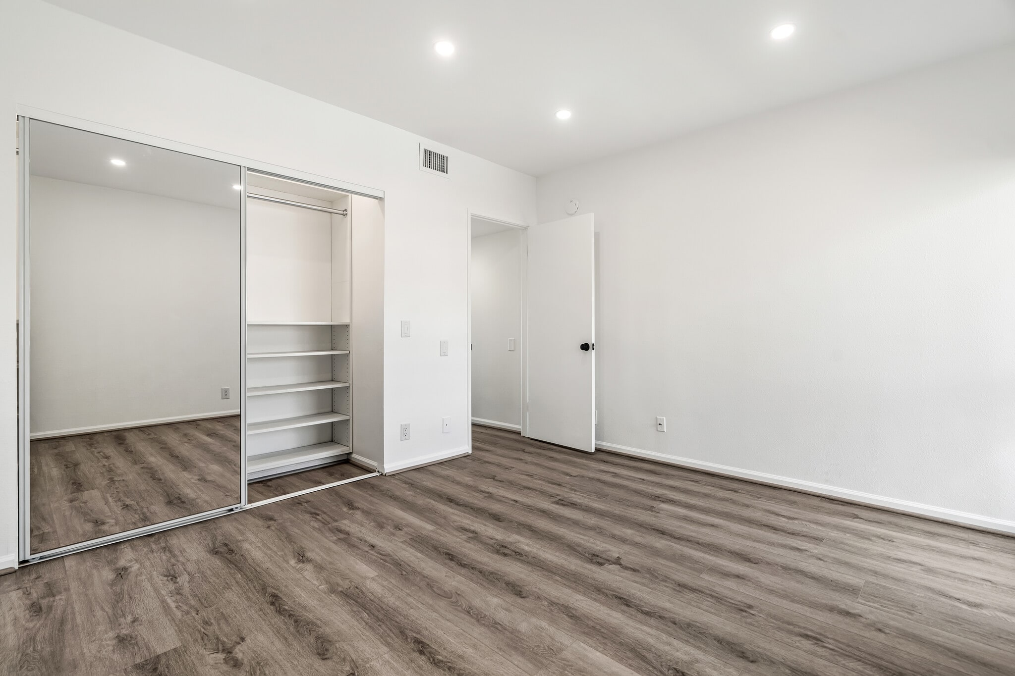 Building Photo - 277 E Alejo Rd
