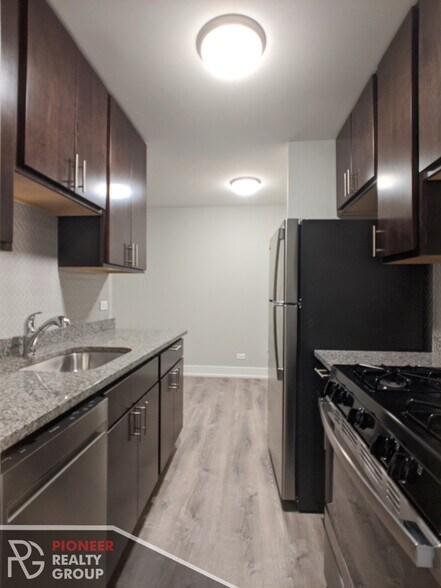 Building Photo - 542 W Surf St