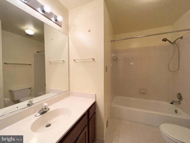 Building Photo - 2134 Kings Garden Way
