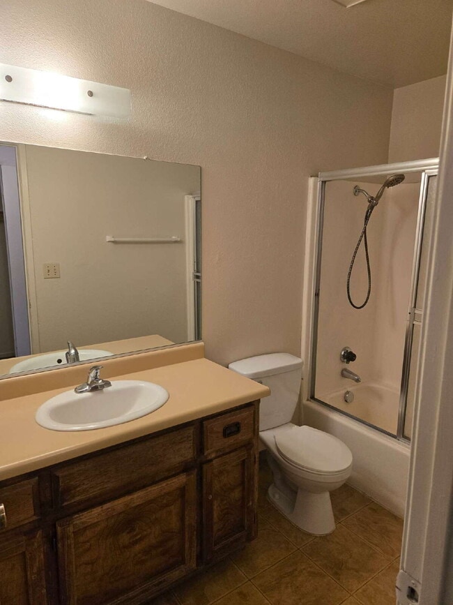 Building Photo - Competitively priced Two Bedroom Apartment...