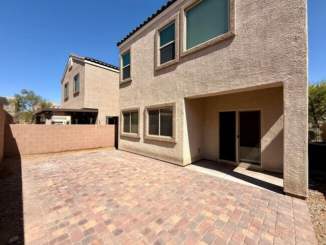 Building Photo - 3 BED 2.5 BATH 2 CAR GARAGE HOME w/ LOFT &...