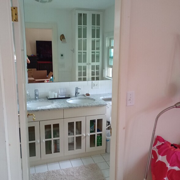 Master bath - 10 Hilliard St