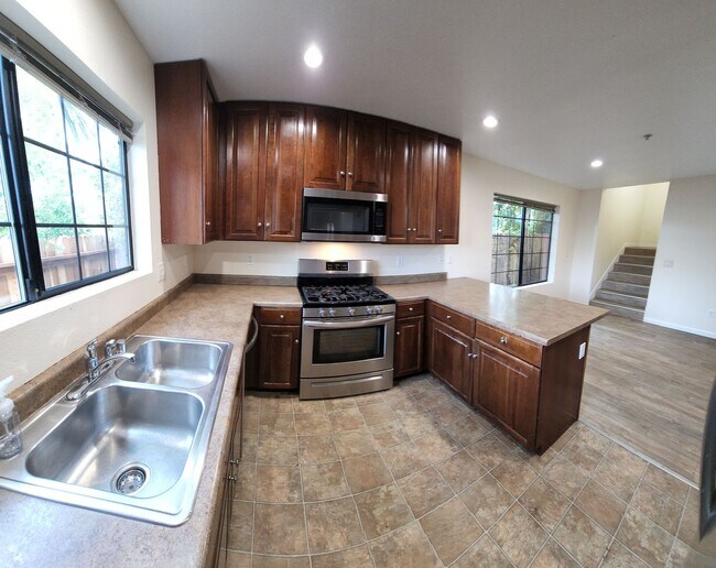 Building Photo - LOCATION-CLOSE PROXIMITY TO POLY CAMPUS