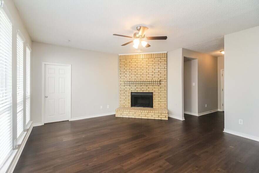 Building Photo - 1528 Warwick Dr