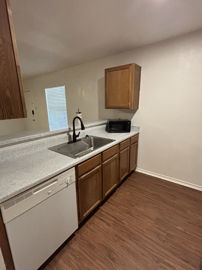 Building Photo - Updated 2 bedroom 1 bathroom close to ever...