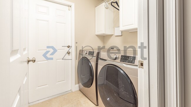 Building Photo - 1404 Edgewater Rd