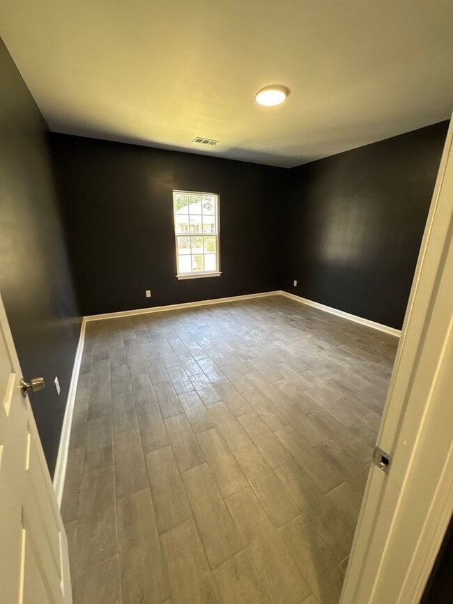 Building Photo - Beautiful 4-bedroom 2 bath home - Open To Section 8