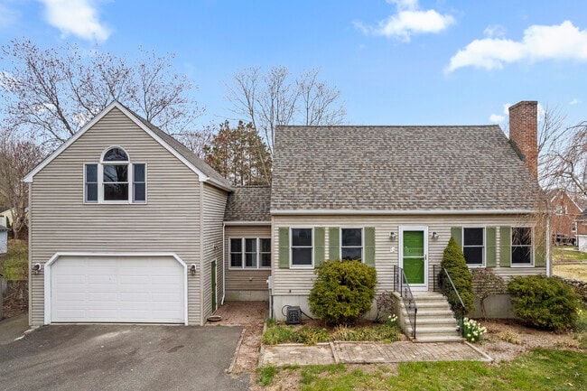 Primary Photo - 62 Brookside Ave E