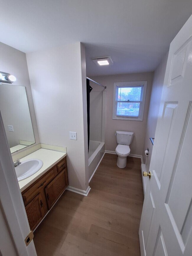 Building Photo - 19 Robinson St