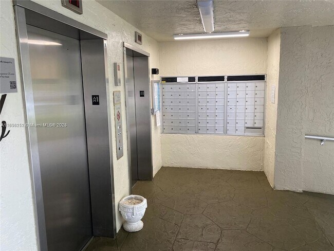 Building Photo - 2205 S Cypress Bend Dr