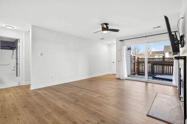 Building Photo - Very Nicely Update Condo in Prime Location!