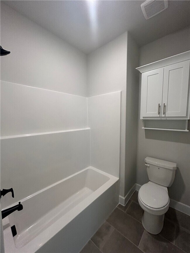 Building Photo - 2304 Salmon St