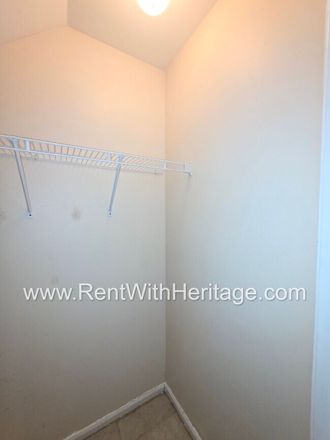 Building Photo - Fantastic 4bd/2.5ba Townhome/ Swim Tennis/ Great Location