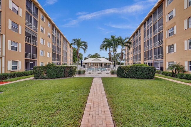 Building Photo - 308 Golfview Rd