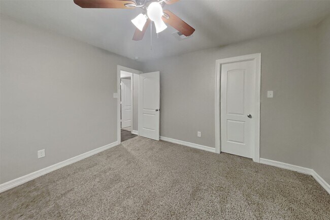 Building Photo - 2603 Hidden Garden Dr